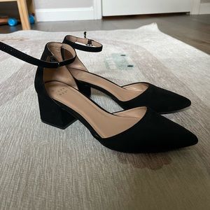 Black low chunk heels
